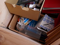 Pallet met opzetranden + zeer voorname partij bureelgerief - afbeelding 13 van  17