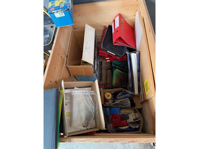 Pallet met opzetranden + zeer voorname partij bureelgerief - afbeelding 14 van  17