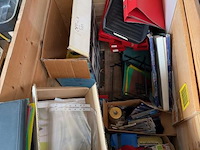 Pallet met opzetranden + zeer voorname partij bureelgerief - afbeelding 14 van  17