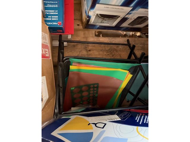 Pallet met opzetranden + zeer voorname partij bureelgerief - afbeelding 16 van  17