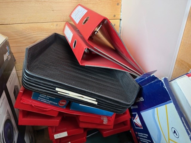 Pallet met opzetranden + zeer voorname partij bureelgerief - afbeelding 17 van  17