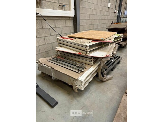 Pallet met radiators, div afm - afbeelding 1 van  3
