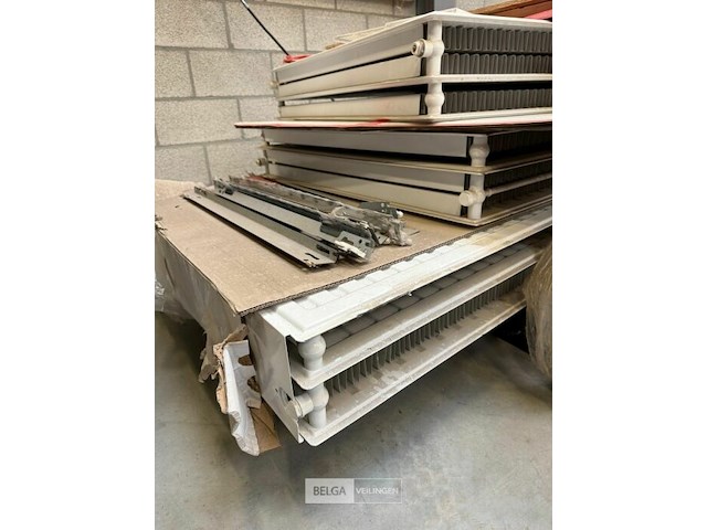Pallet met radiators, div afm - afbeelding 2 van  3