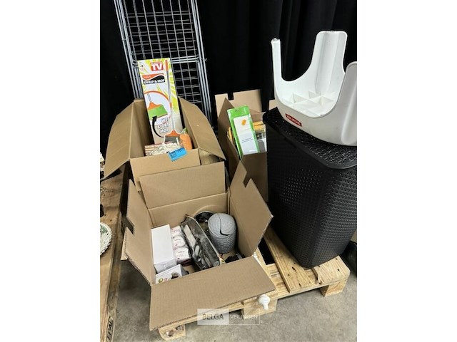 Pallet met schoonmaakartikelen - afbeelding 1 van  7