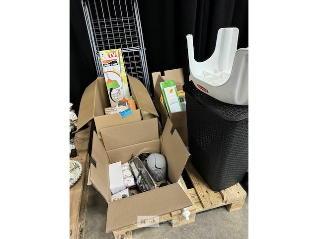Pallet met schoonmaakartikelen - afbeelding 2 van  7