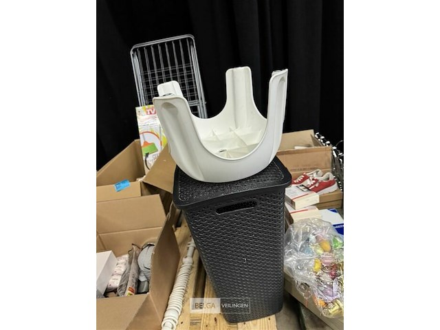 Pallet met schoonmaakartikelen - afbeelding 3 van  7