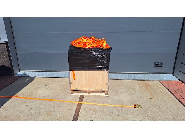 Pallet met spanbanden - afbeelding 1 van  1