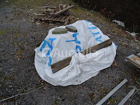 Pallet met tegels, friesen of plinten