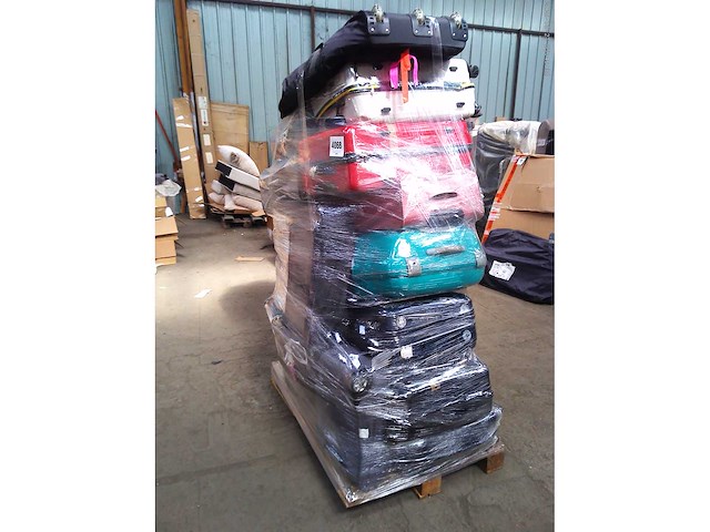Pallet met verloren koffers - afbeelding 2 van  4
