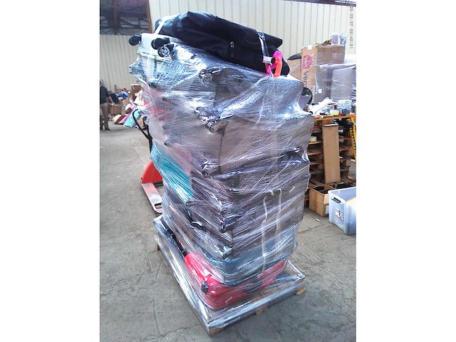 Pallet met verloren koffers - afbeelding 4 van  4