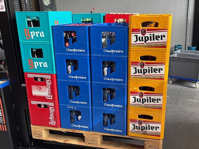 Pallet met volle bakken drank (32x) - afbeelding 1 van  3