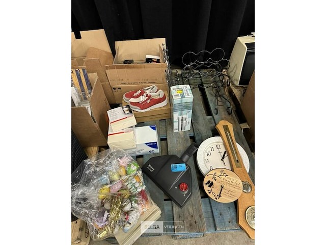 Pallet met wijnrekken - klokken enz. - afbeelding 2 van  9