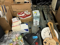 Pallet met wijnrekken - klokken enz. - afbeelding 2 van  9