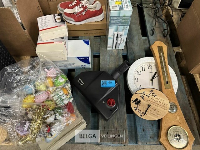 Pallet met wijnrekken - klokken enz. - afbeelding 3 van  9