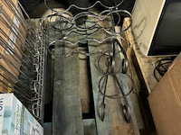 Pallet met wijnrekken - klokken enz. - afbeelding 5 van  9