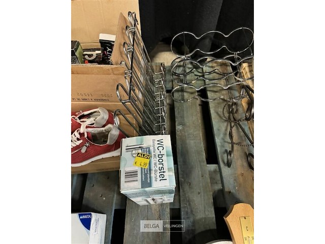 Pallet met wijnrekken - klokken enz. - afbeelding 6 van  9
