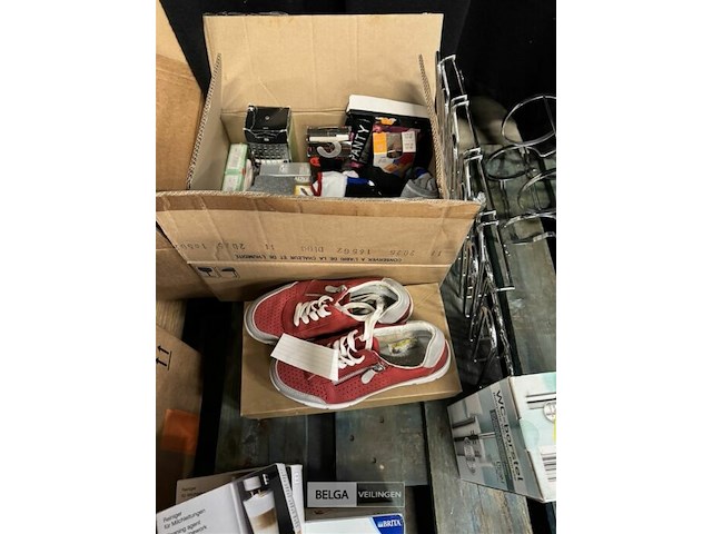 Pallet met wijnrekken - klokken enz. - afbeelding 7 van  9