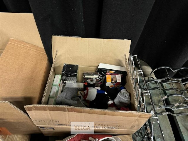 Pallet met wijnrekken - klokken enz. - afbeelding 8 van  9