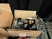 Pallet met wijnrekken - klokken enz. - afbeelding 8 van  9