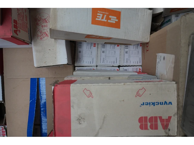 Pallet nieuw elektriciteitsmateriaal abb, schneider, socomec - afbeelding 3 van  15