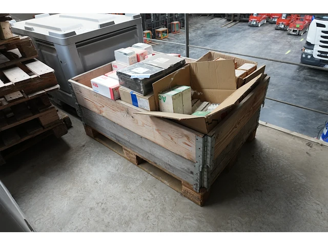 Pallet nieuw elektriciteitsmateriaal abb, schneider, socomec - afbeelding 4 van  15