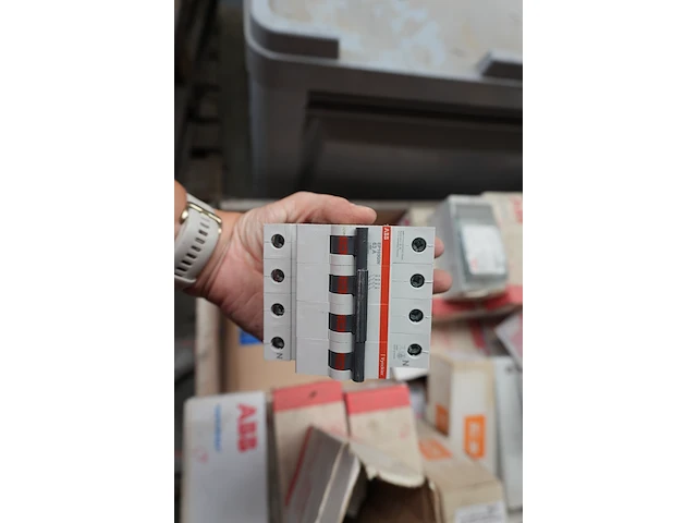 Pallet nieuw elektriciteitsmateriaal abb, schneider, socomec - afbeelding 5 van  15
