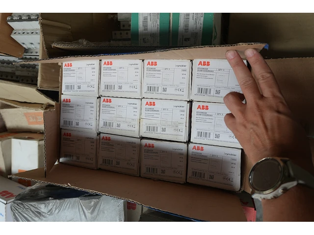 Pallet nieuw elektriciteitsmateriaal abb, schneider, socomec - afbeelding 6 van  15
