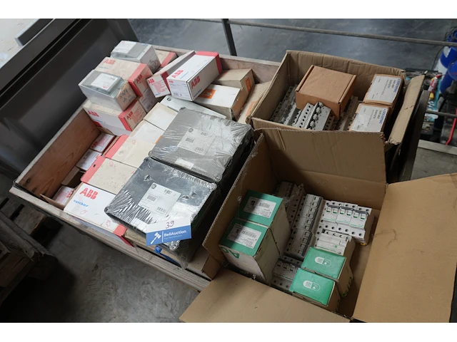 Pallet nieuw elektriciteitsmateriaal abb, schneider, socomec - afbeelding 1 van  15