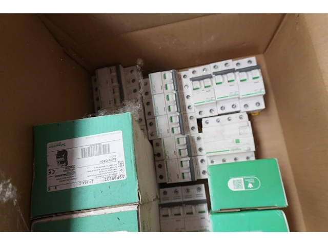 Pallet nieuw elektriciteitsmateriaal abb, schneider, socomec - afbeelding 10 van  15
