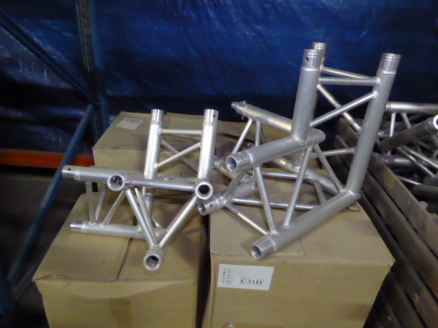 Pallet nieuwe diverse trusshoeken - afbeelding 2 van  2