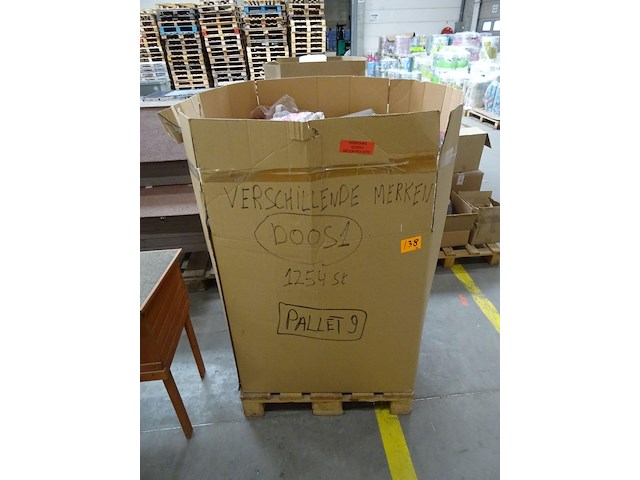 Pallet periodieke broekjes en kledij voor honden - afbeelding 1 van  9