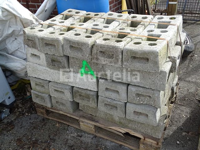 Pallet van 25 blokken voor de heras-barrière - afbeelding 1 van  3