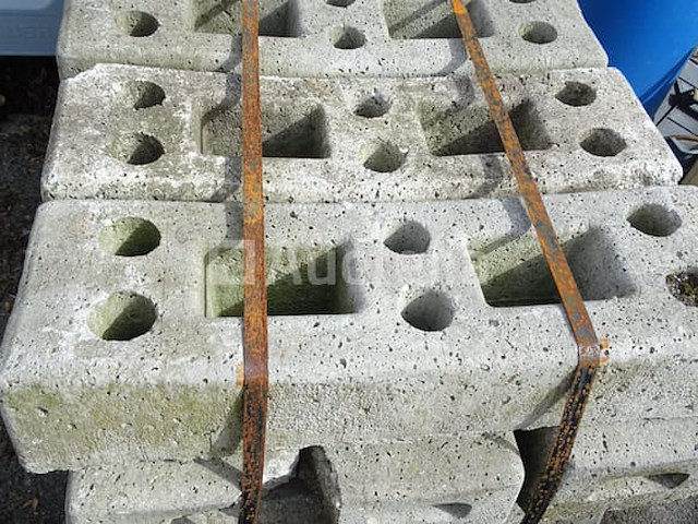 Pallet van 25 blokken voor de heras-barrière - afbeelding 3 van  3