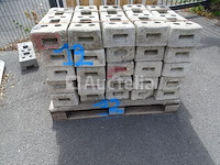 Pallet van 25 blokken voor de heras-barrière