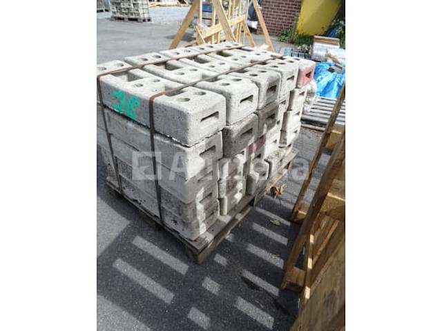 Pallet van 25 blokken voor de heras-barrière - afbeelding 3 van  3