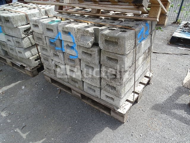 Pallet van 25 blokken voor de heras-barrière - afbeelding 1 van  4