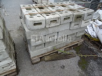 Pallet van 25 blokken voor de heras-barrière - afbeelding 3 van  3