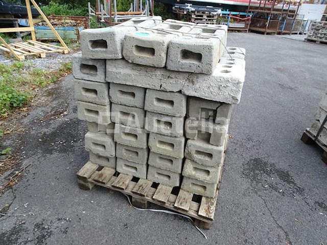 Pallet van 25 blokken voor de heras-barrière - afbeelding 3 van  4