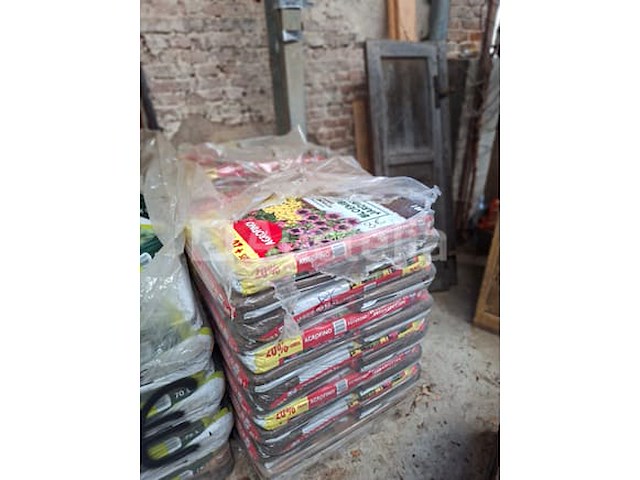 Pallet van zakken voor plantengrond - afbeelding 1 van  2