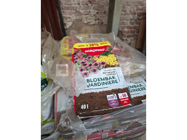 Pallet van zakken voor plantengrond - afbeelding 2 van  2