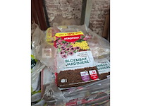 Pallet van zakken voor plantengrond - afbeelding 2 van  2