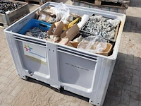 Palletbox met assortiment bouten, moeren, sluitringen en montagebeugels