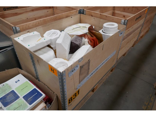 Palletbox met gipsmallen - afbeelding 1 van  5