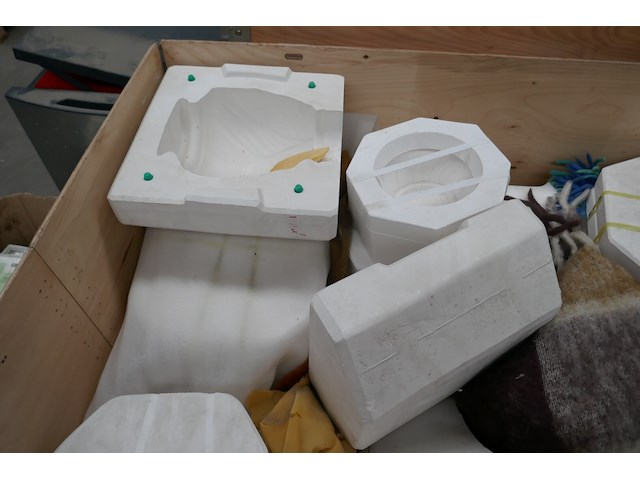 Palletbox met gipsmallen - afbeelding 2 van  5