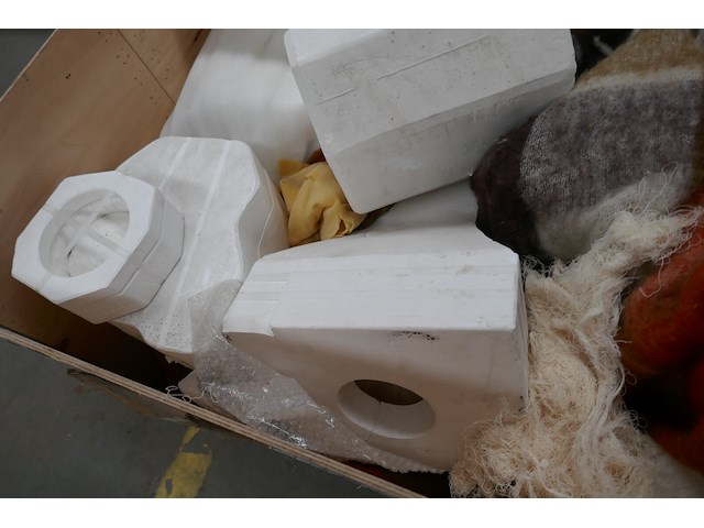 Palletbox met gipsmallen - afbeelding 5 van  5
