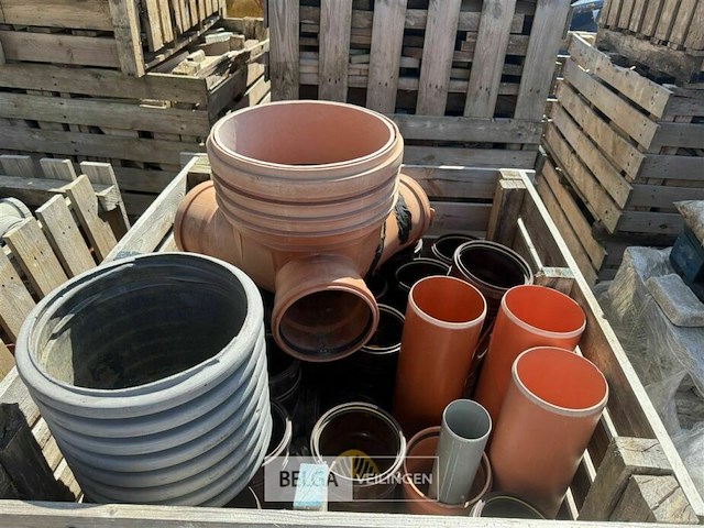 Palletbox met inhoud voor pijpmontage - afbeelding 1 van  9