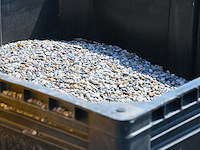 Palletbox met kiezelstenen - afbeelding 1 van  2
