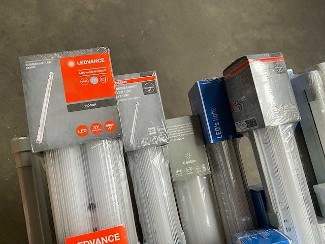 Palletdeal diverse merken tl verlichting met armatuur - afbeelding 3 van  3