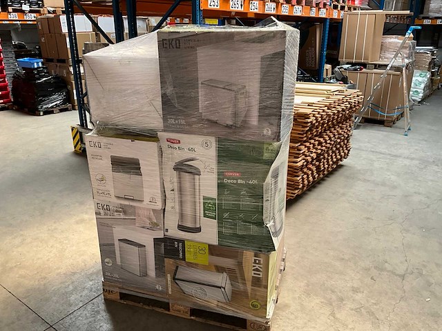 Palletdeal diverse prullenbakken van o.a eko en curver & pakketbrievenbus - afbeelding 1 van  13