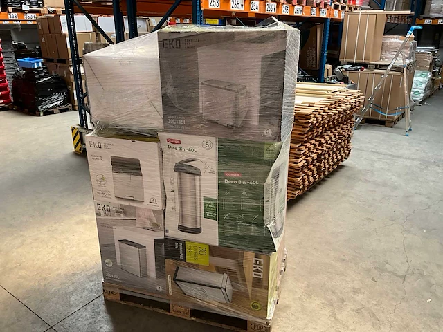 Palletdeal diverse prullenbakken van o.a eko en curver & pakketbrievenbus - afbeelding 1 van  13
